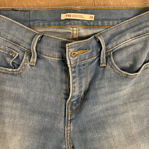Levis super skinny 710 sz 26 with distressing and raw hem in perfect condition - Picture 3 of 3